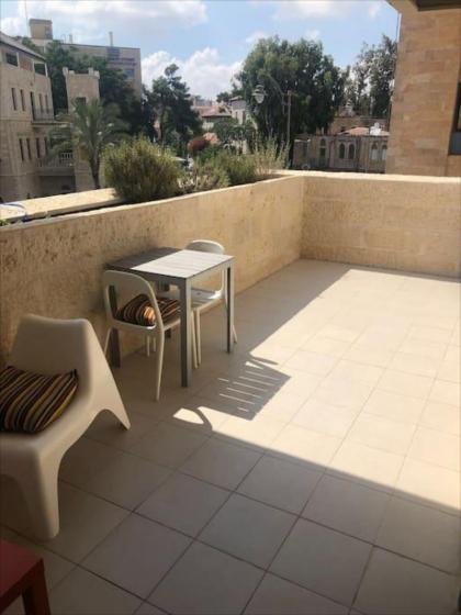Cozy Central Apartment with terrace Sukkah Jerusalem